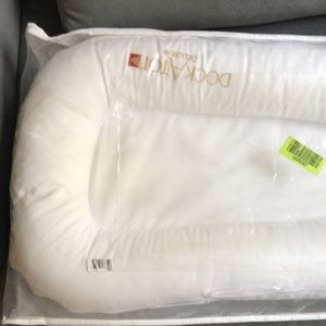 Dockatot deluxe. Slight discoloration at head.